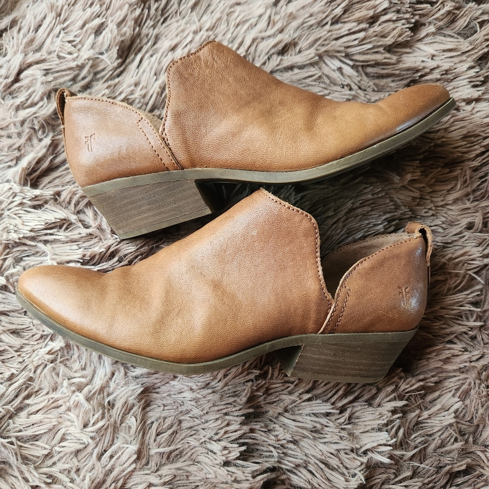 Frye Rowen slip-on leather ankle booties in a cognac brown color women's size 8